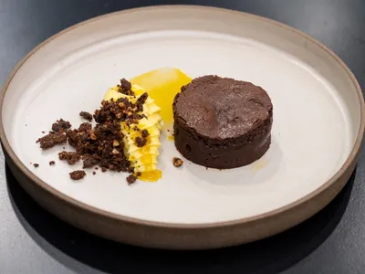 Petit gateau de chocolate amargo com flor de sal, gel e ganache de tangerina e crumble de avelã | Band Receitas
