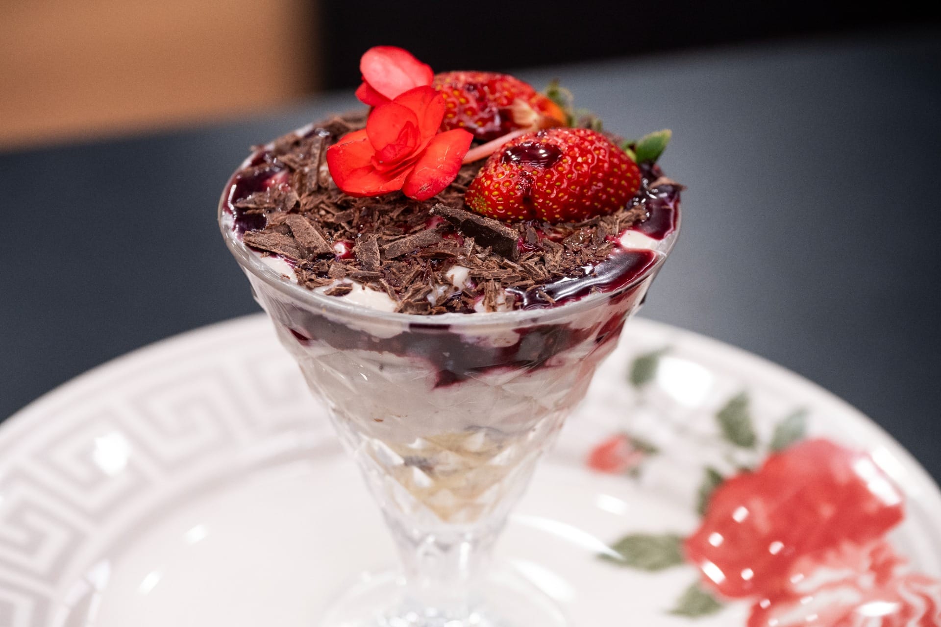Taça de chocolate com coulis de jabuticaba | Band Receitas