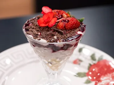 Taça de chocolate com coulis de jabuticaba | Band Receitas