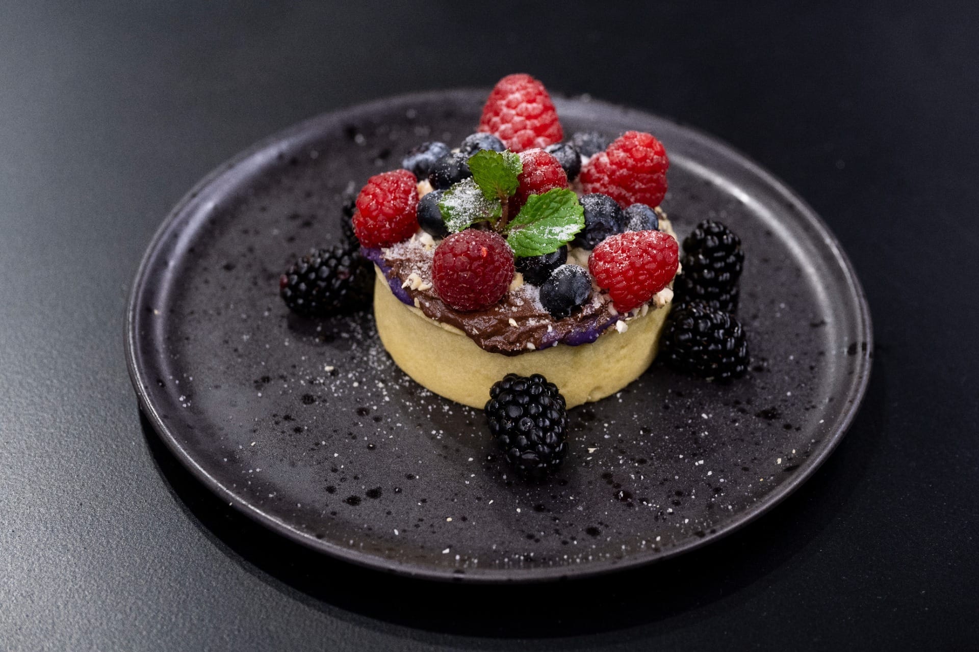 Tortelete de três chocolates com frutas vermelhas | Band Receitas