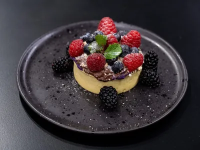 Tortelete de três chocolates com frutas vermelhas | Band Receitas