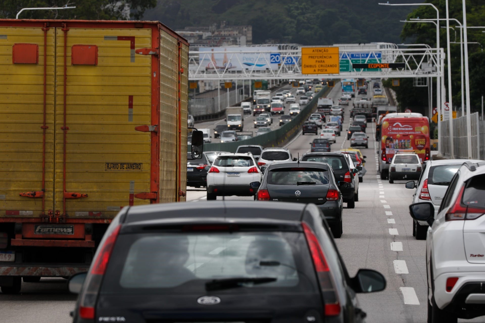 Trânsito na cidade de SP dispara e atinge 775 km na véspera de feriado