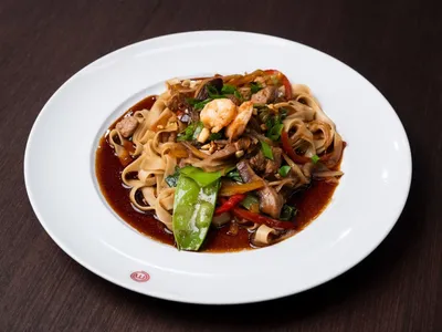 Yakisoba de porco, camarão e legumes | Band Receitas