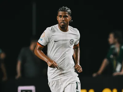 Manchester United chega a acordo milionário por volante brasileiro