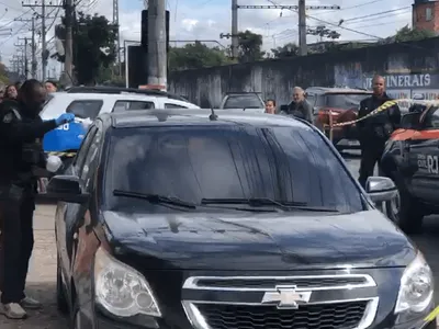 Corpos de duas pessoas são encontrados dentro de carro em Marechal Hermes