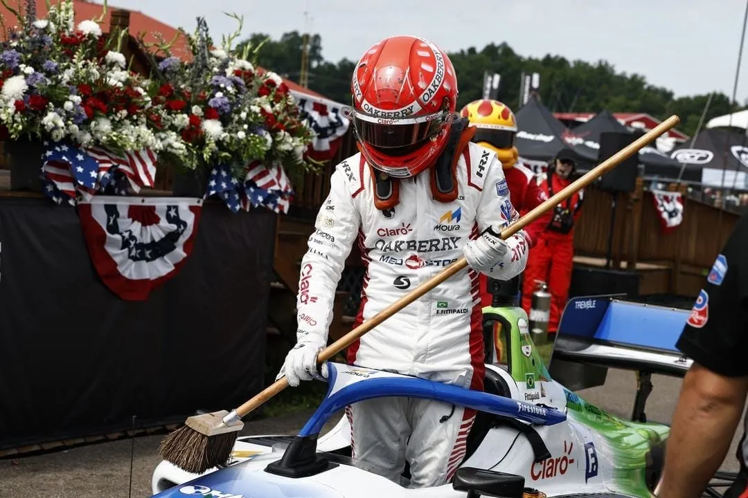 Enzo Fittipaldi comemora vitória em Mid-Ohio na Indy NXT