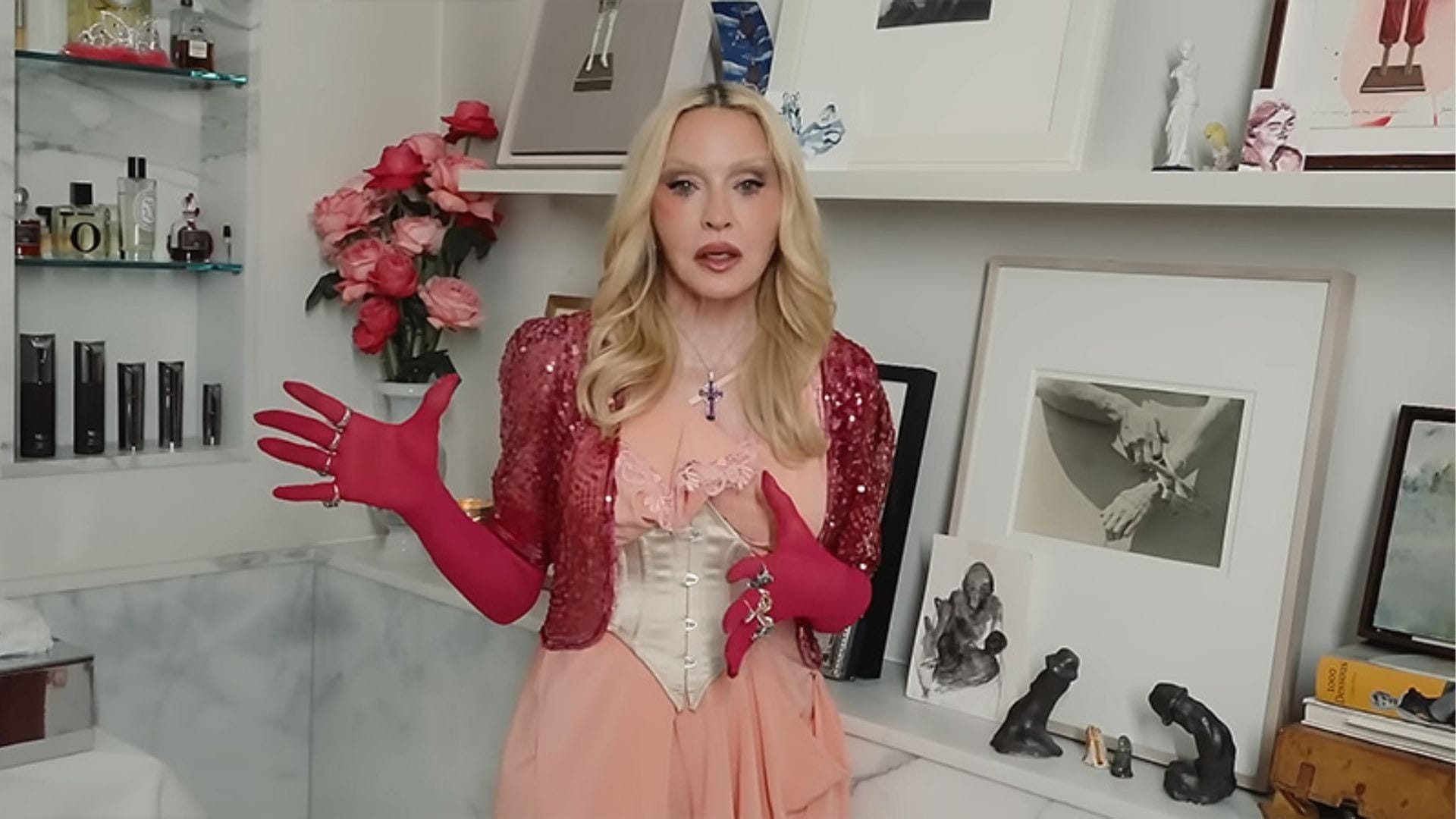 Madonna e cole&ccedil;&atilde;o de esculturas er&oacute;ticas Reprodu&ccedil;&atilde;o/ Youtube Vogue