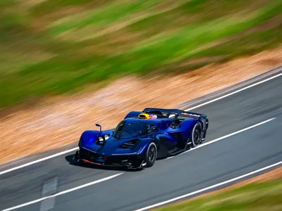 Red Bull RB17 estreia em Goodwood com Adrian Newey e Hadjar ao volante