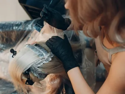 Grávidas podem pintar o cabelo? Veja cuidados e restrições