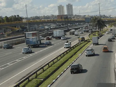 Motoristas fazem manobras irregulares para escapar de trânsito na Dutra