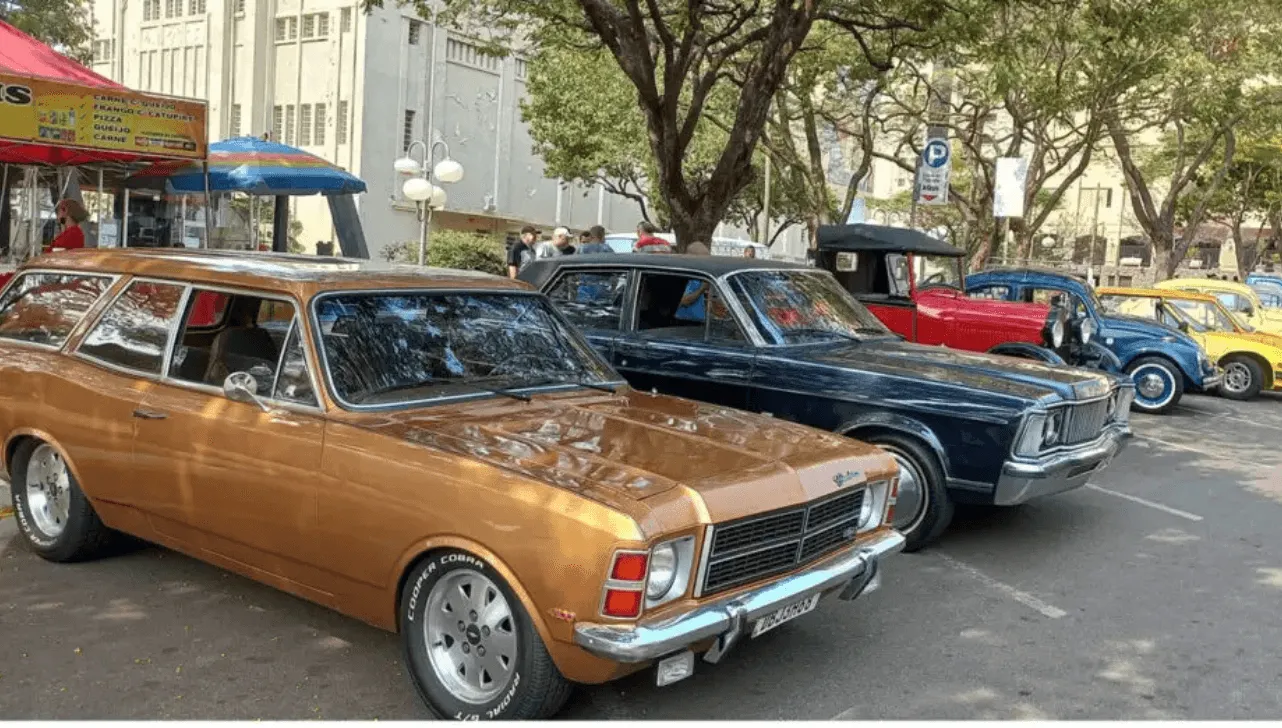 Carro antigos são expostos