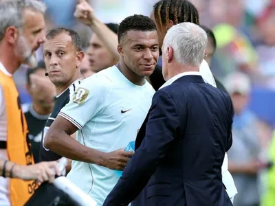 Deschamps sai em defesa de Mbappé e minimiza pênalti desperdiçado
