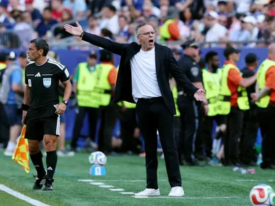 Técnico do Marrocos contesta gol de Mbappé: "Bola tocou na mão de Rabiot"