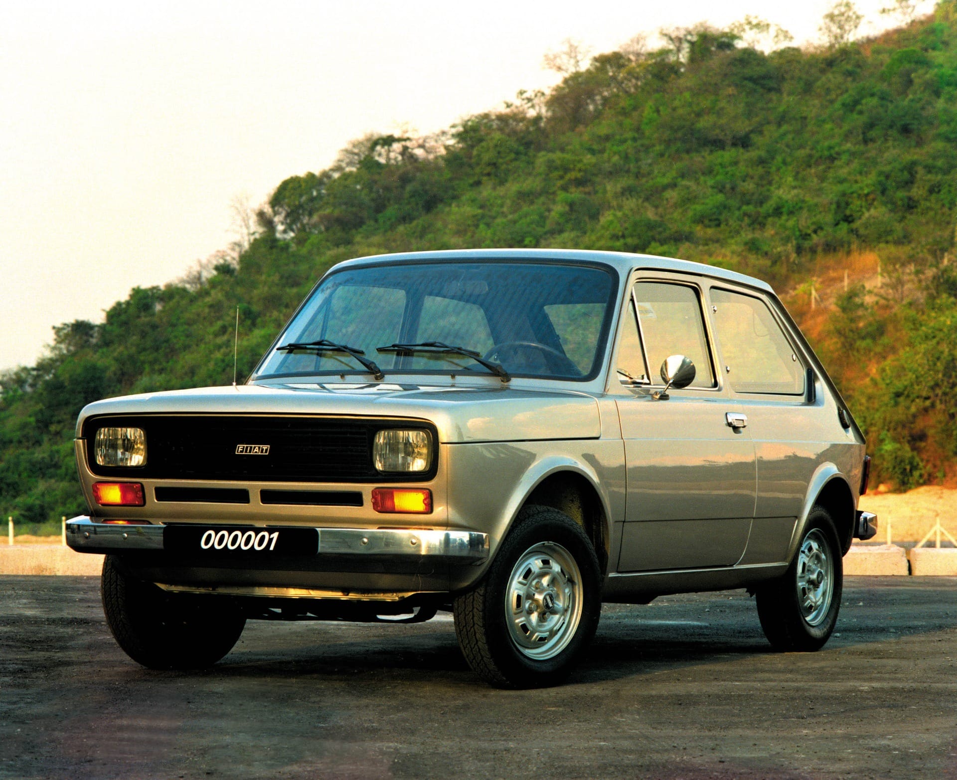O Fiat 147 foi o primeiro carro produzido pela marca em Betim (MG) e deu início à história da fabricante no Brasil