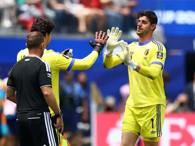 Courtois sente lesão, é substituído e sai de campo chorando contra Espanha