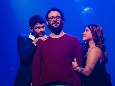 Musical intimista narra biografia de autor trágico e vanguardista