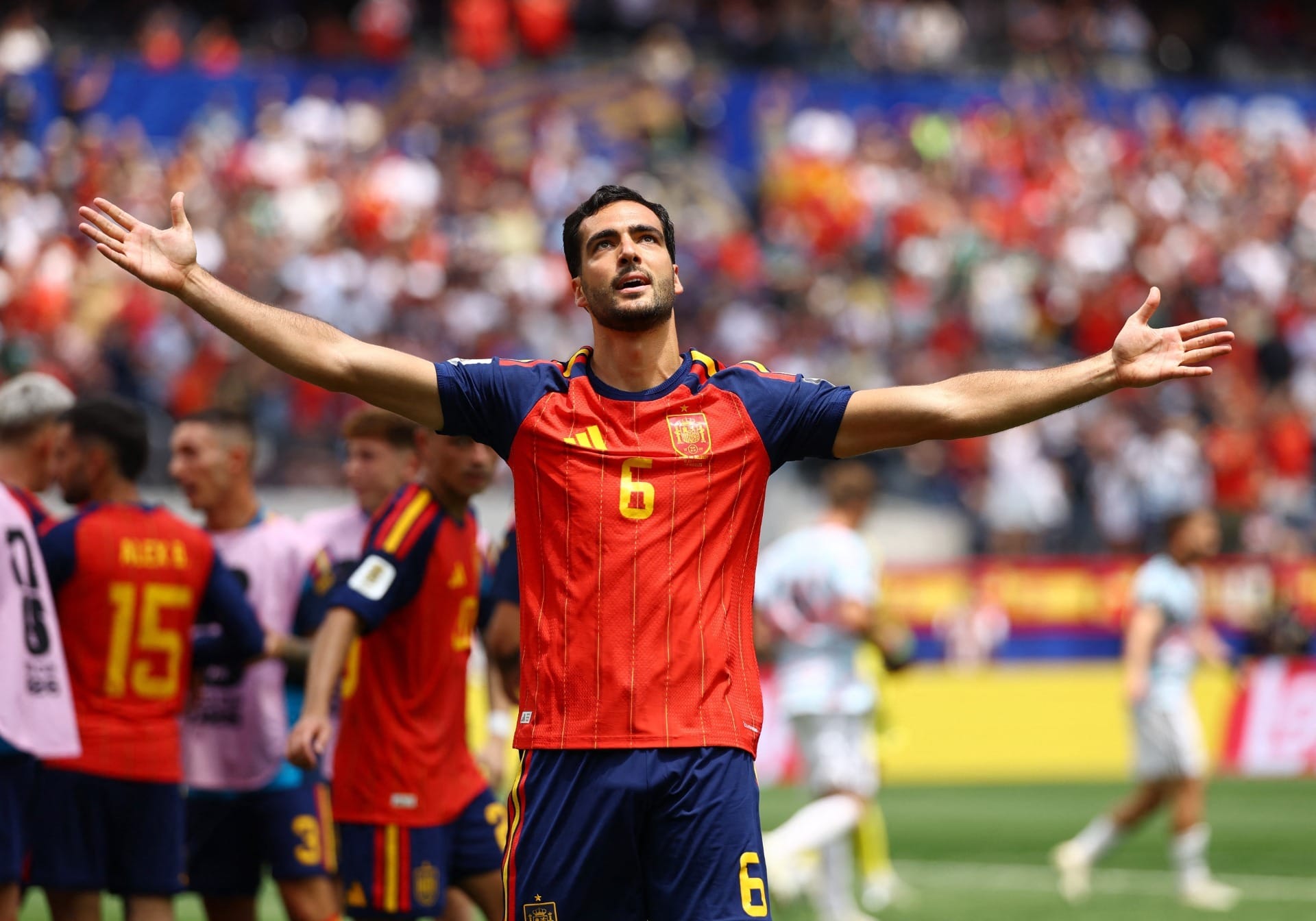 Goleiro reserva erra, Espanha elimina Bélgica e vai encarar a França