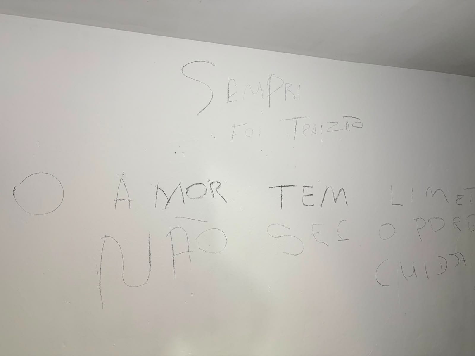 Recado do autor na parede