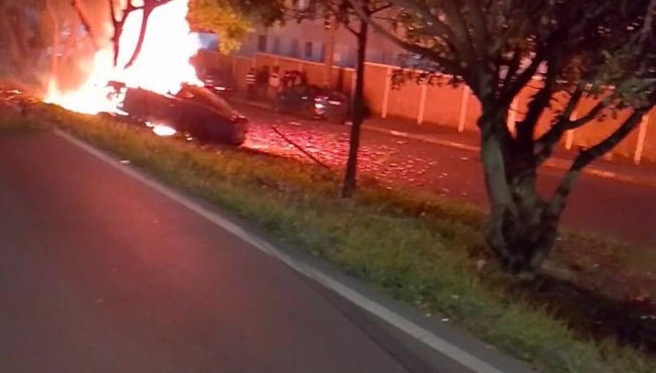 Homem e mulher morrem após carro pegar fogo em Campinas