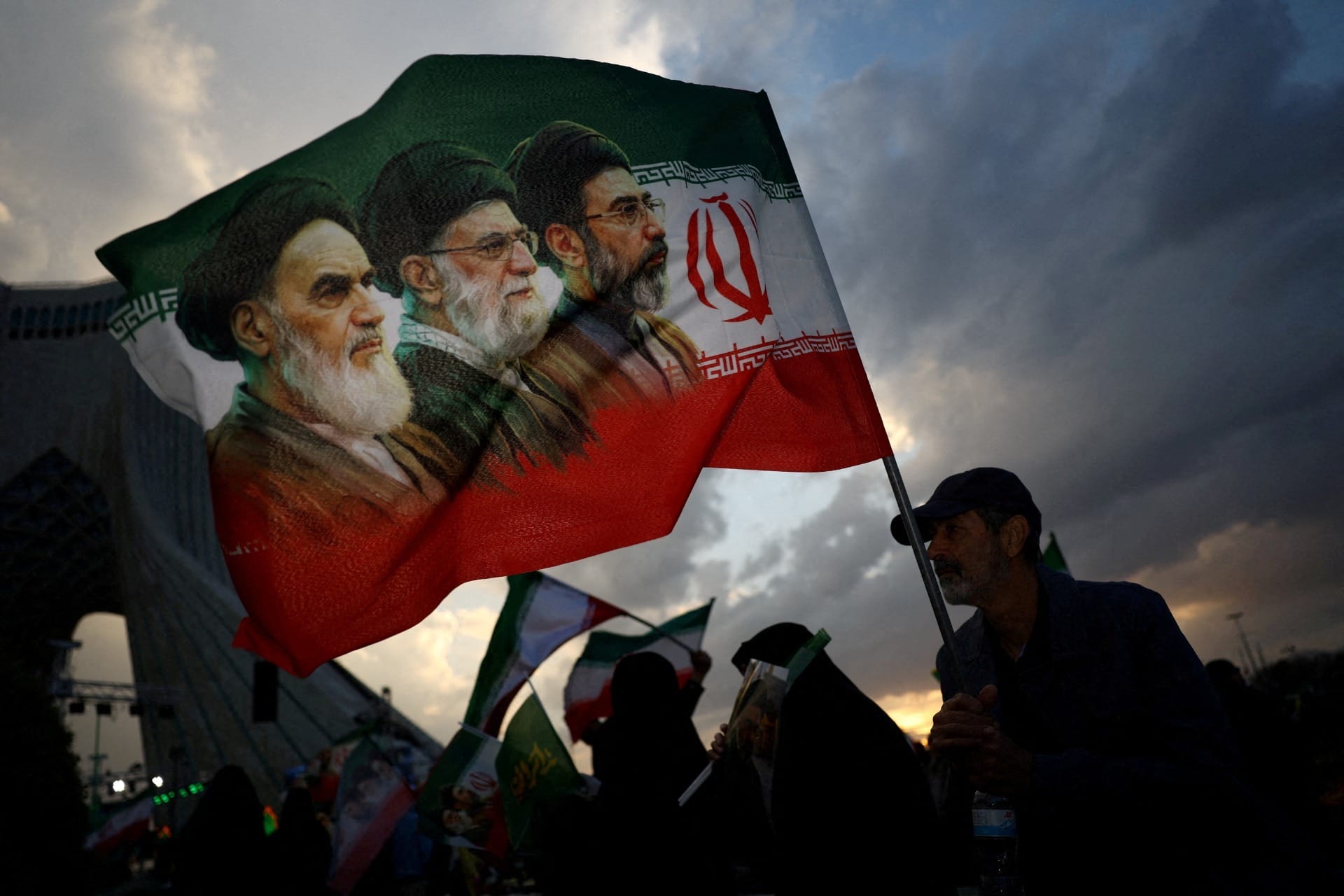 Líder do Irã promete vingança por morte de Khamenei: 'Nossa nação exige'