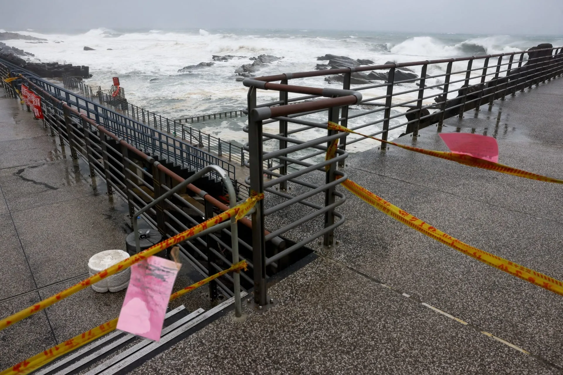 Costa norte de Taiwan tem barreiras de proteção antes da chegada do tufão Bavi (REUTERS/Ann Wang)
