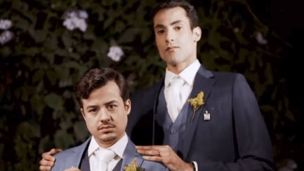 Jogador Douglas Souza se casa com streamer; drag queen foi cerimonialista