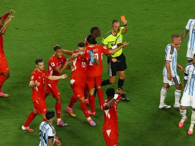 Argentina fica com um jogador a mais, bate Suíça e vai encarar a Inglaterra