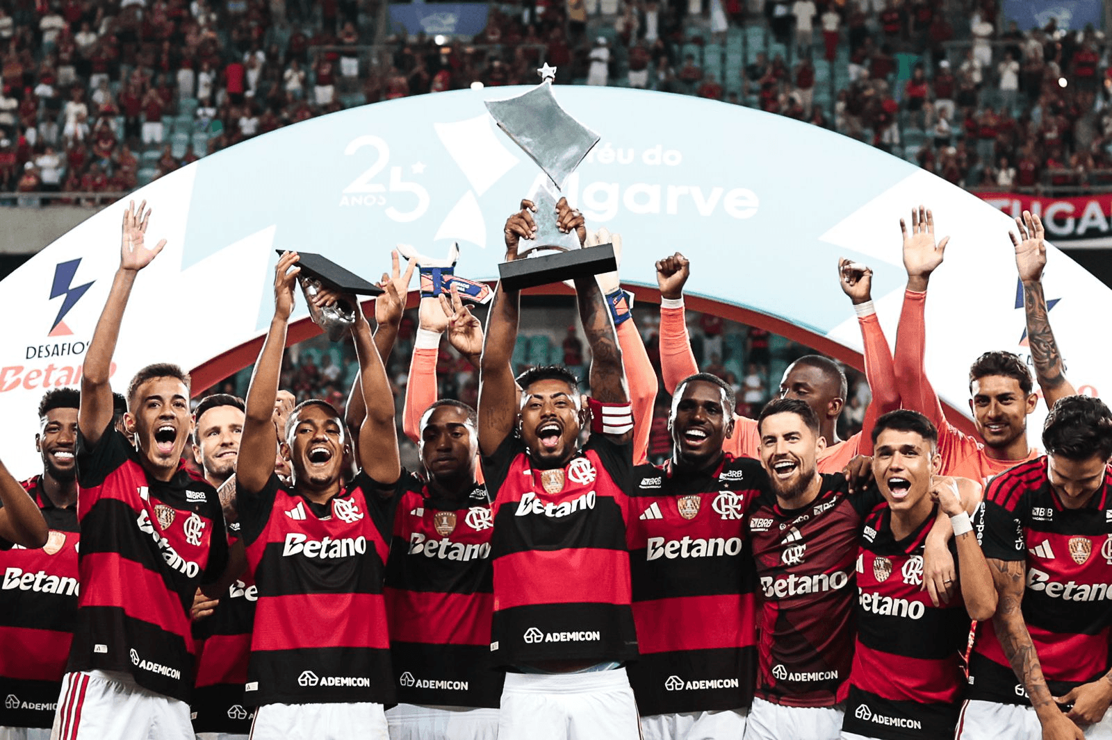 Flamengo, com Bruno Henrique, levanta taça do Troféu do Algarve. Foto: @Flamengo/X/Divulgação