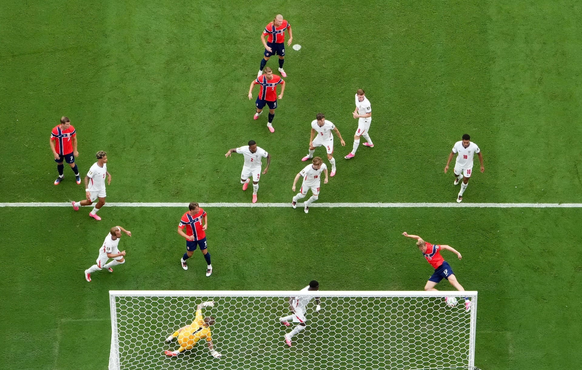 Bem anulado? Entenda polêmica no segundo gol da Noruega contra Inglaterra