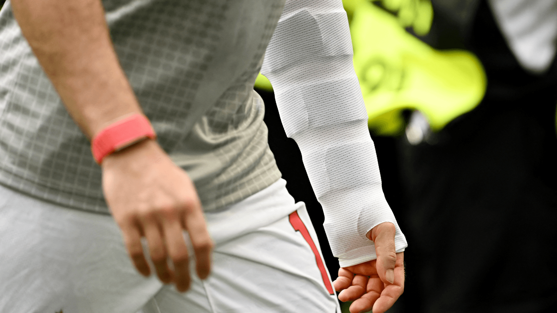 Fora da Copa, volante da Inglaterra surge com braço enfaixado e bate bola