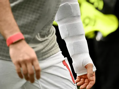 Fora da Copa, volante da Inglaterra surge com braço enfaixado e bate bola