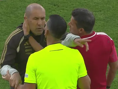 Leonardo Jardim se irrita e discute com banco do Benfica; veja vídeo