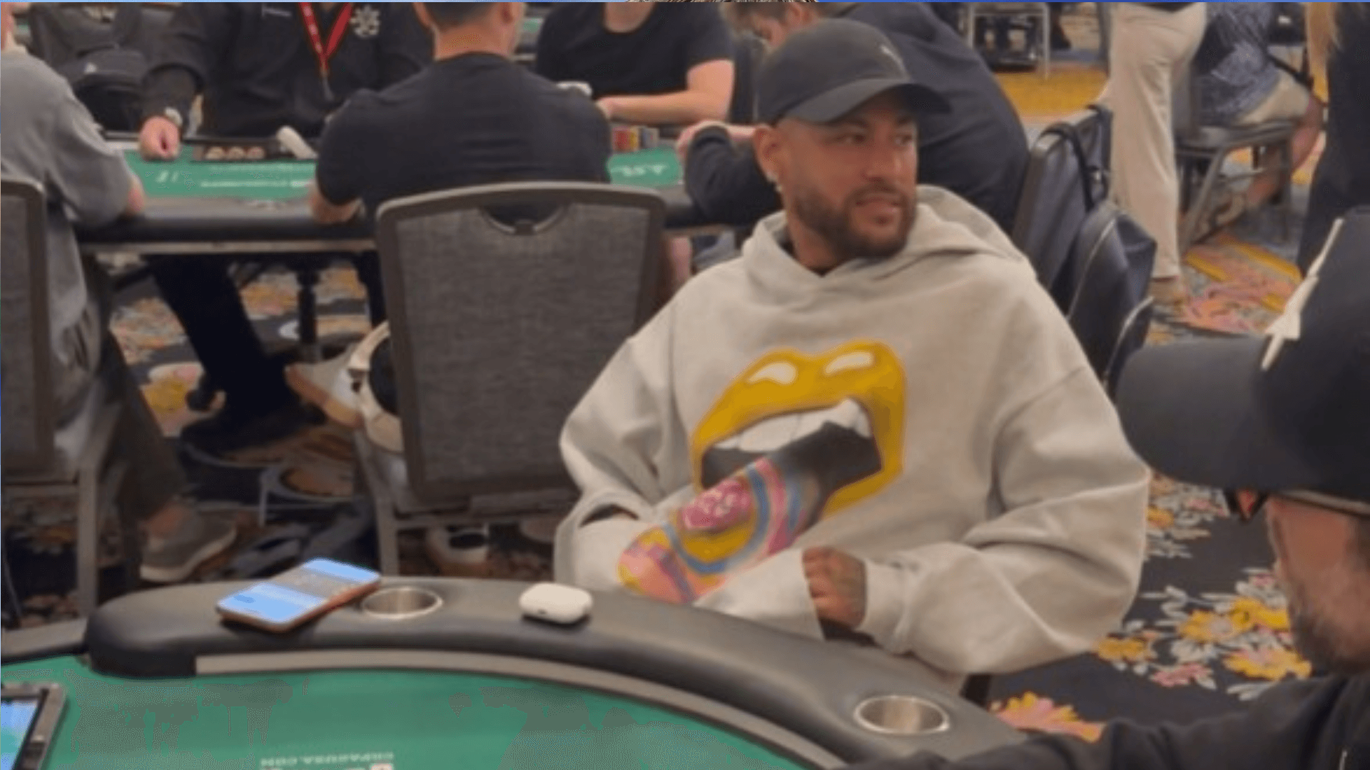 Campeão de pôquer expõe Neymar e liga vício em cartas à queda no futebol