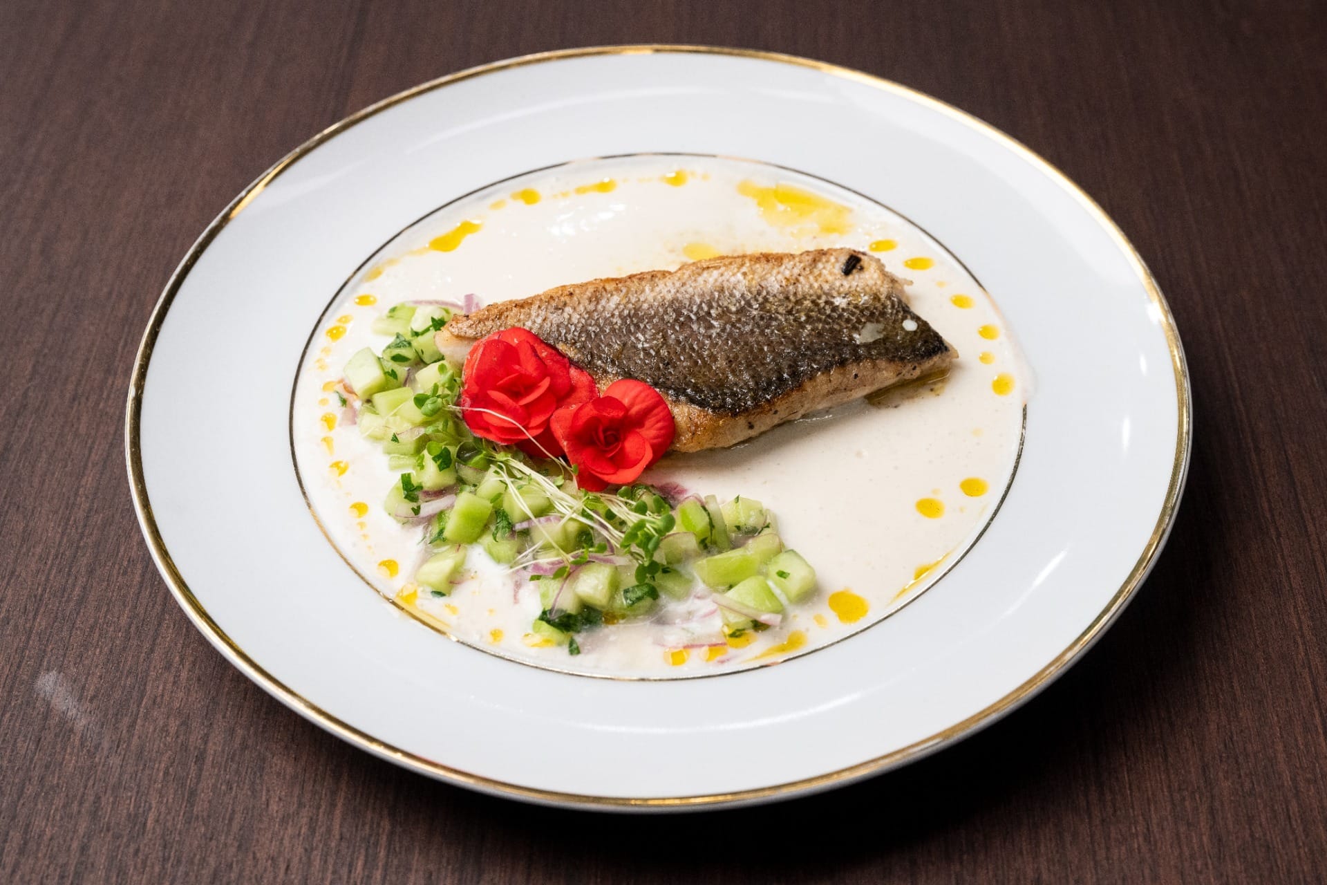 Filé de pescada com salada de pepino e creme de iogurte | Band Receitas