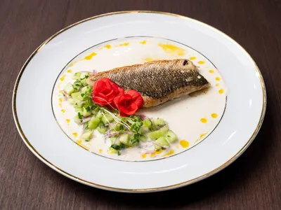 Filé de pescada com salada de pepino e creme de iogurte | Band Receitas