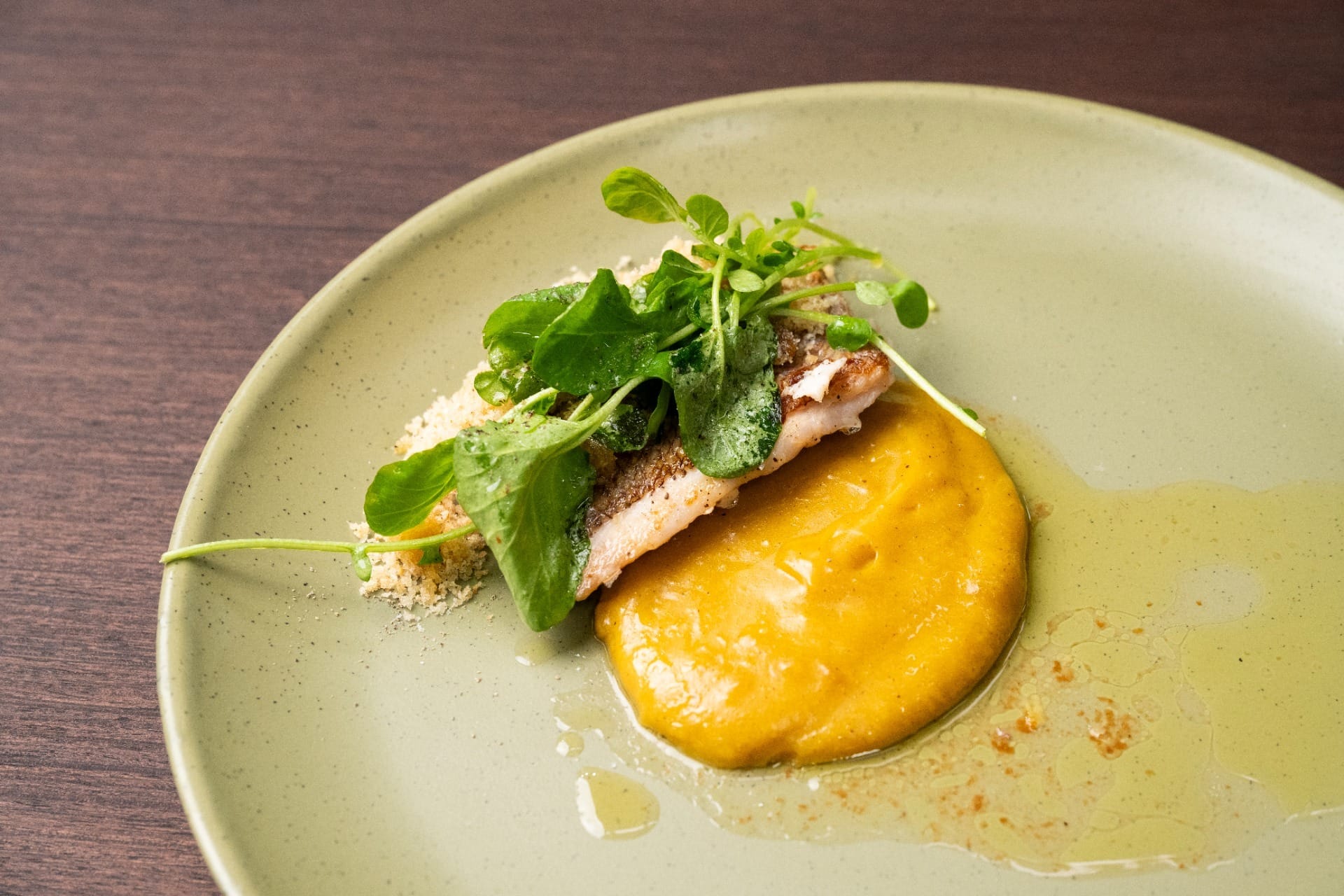 Pargo com musselina cítrica de banana-da-terra, uvas-passas brancas e farofa | Band Receitas