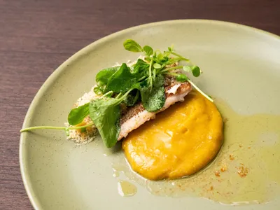 Pargo com musselina cítrica de banana-da-terra, uvas-passas brancas e farofa | Band Receitas