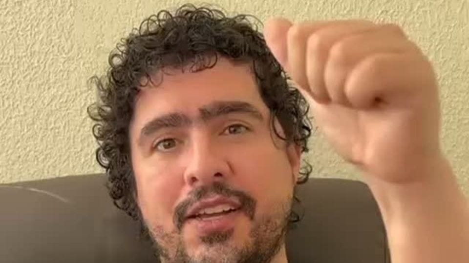 Influenciador Pirulla reaparece em vídeo e fala pela 1ª vez após AVC; veja