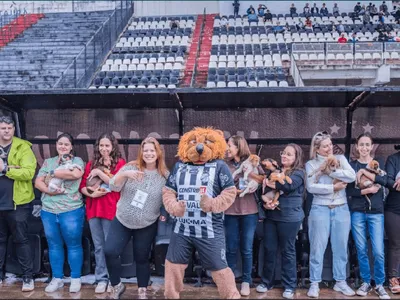 15 animais resgatados ganham nova família durante jogo da Inter de Limeira