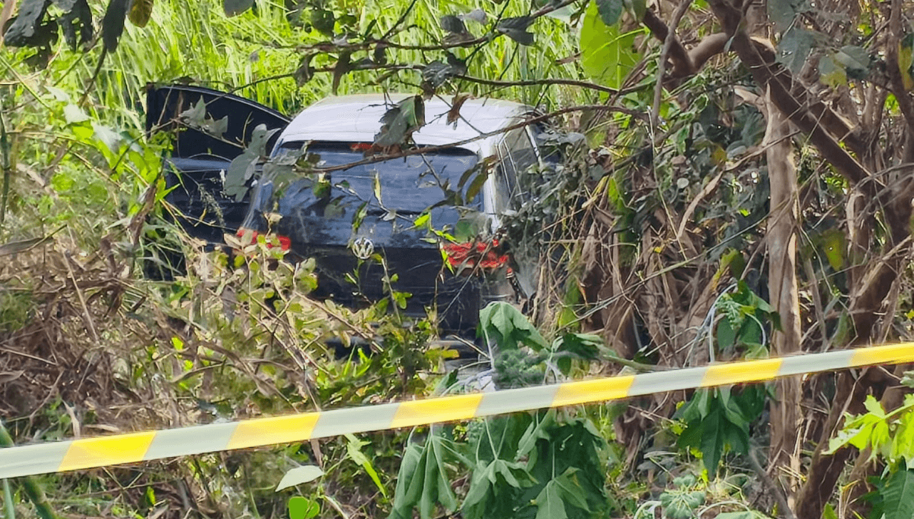Carro perdeu o controle e caiu em um barranco