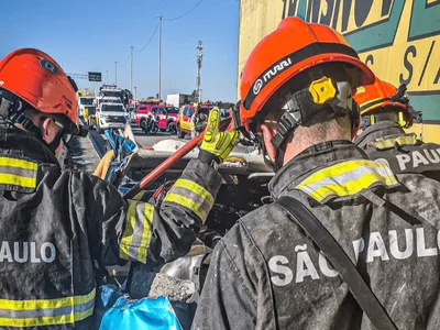 Colisão entre quatro veículos deixa quatro feridos na Dutra em Jacareí