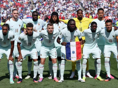 Titular da França está próximo de deixar futebol inglês e assinar com o PSG