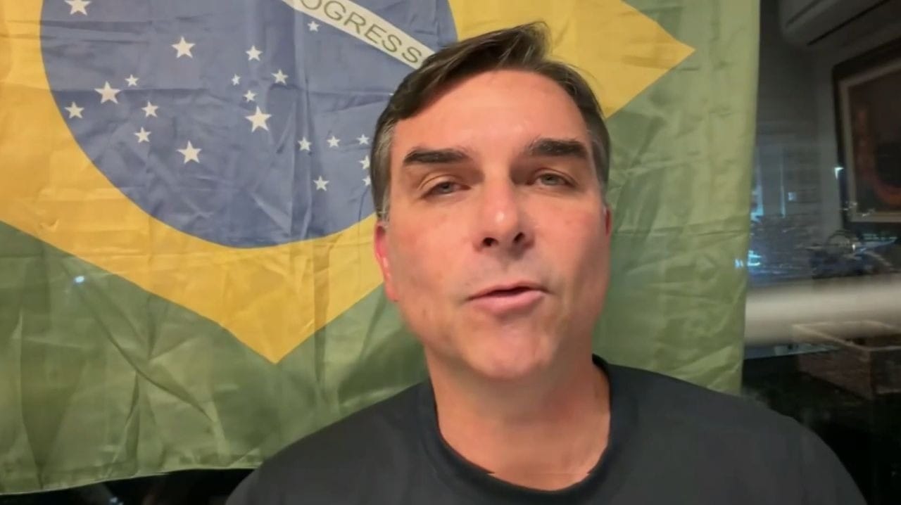 Flávio Bolsonaro aparece em foto ao lado de ‘Sicário’, aliado de Vorcaro