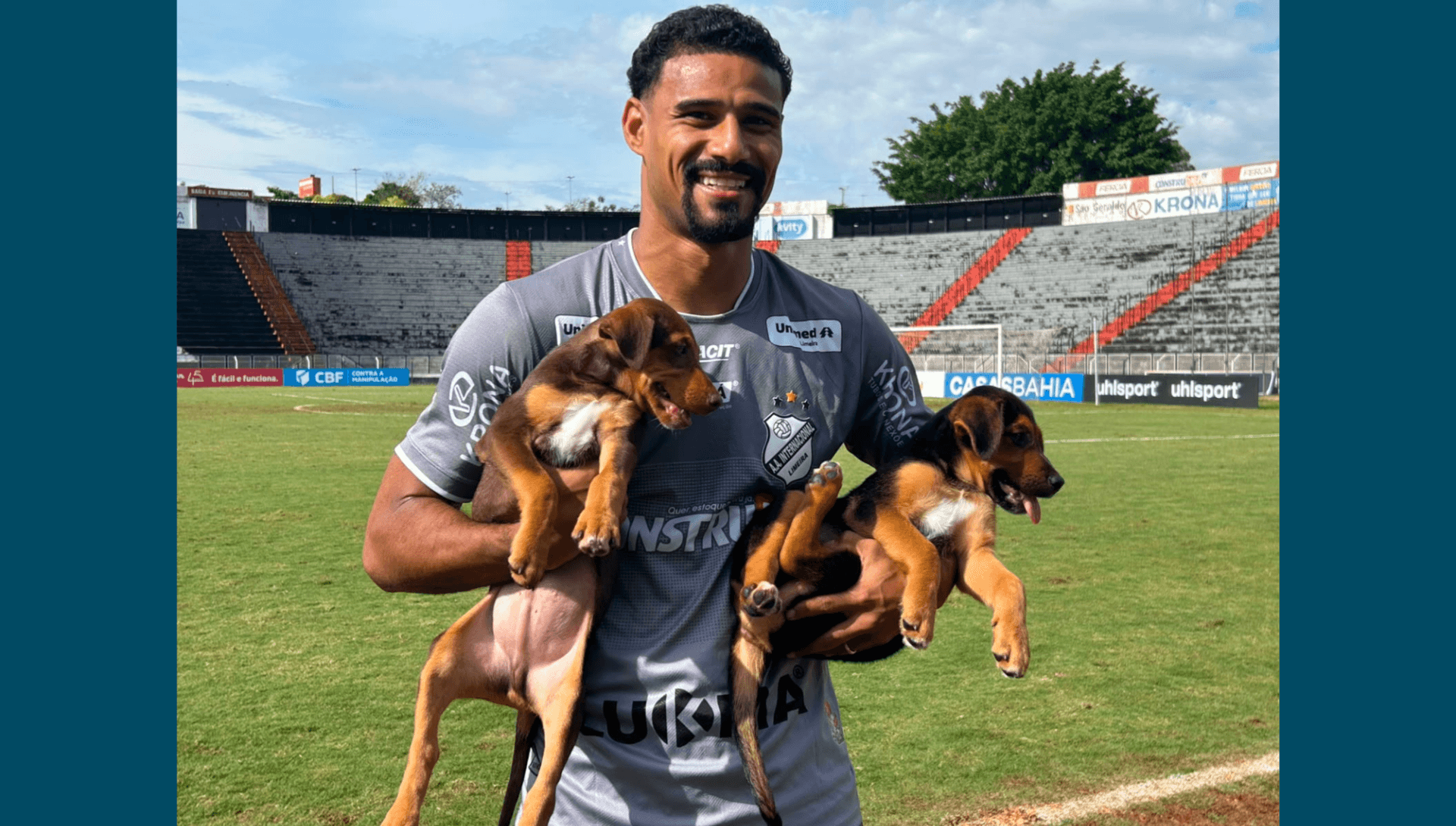 Gabriel Dias com os dois cachorros adotados