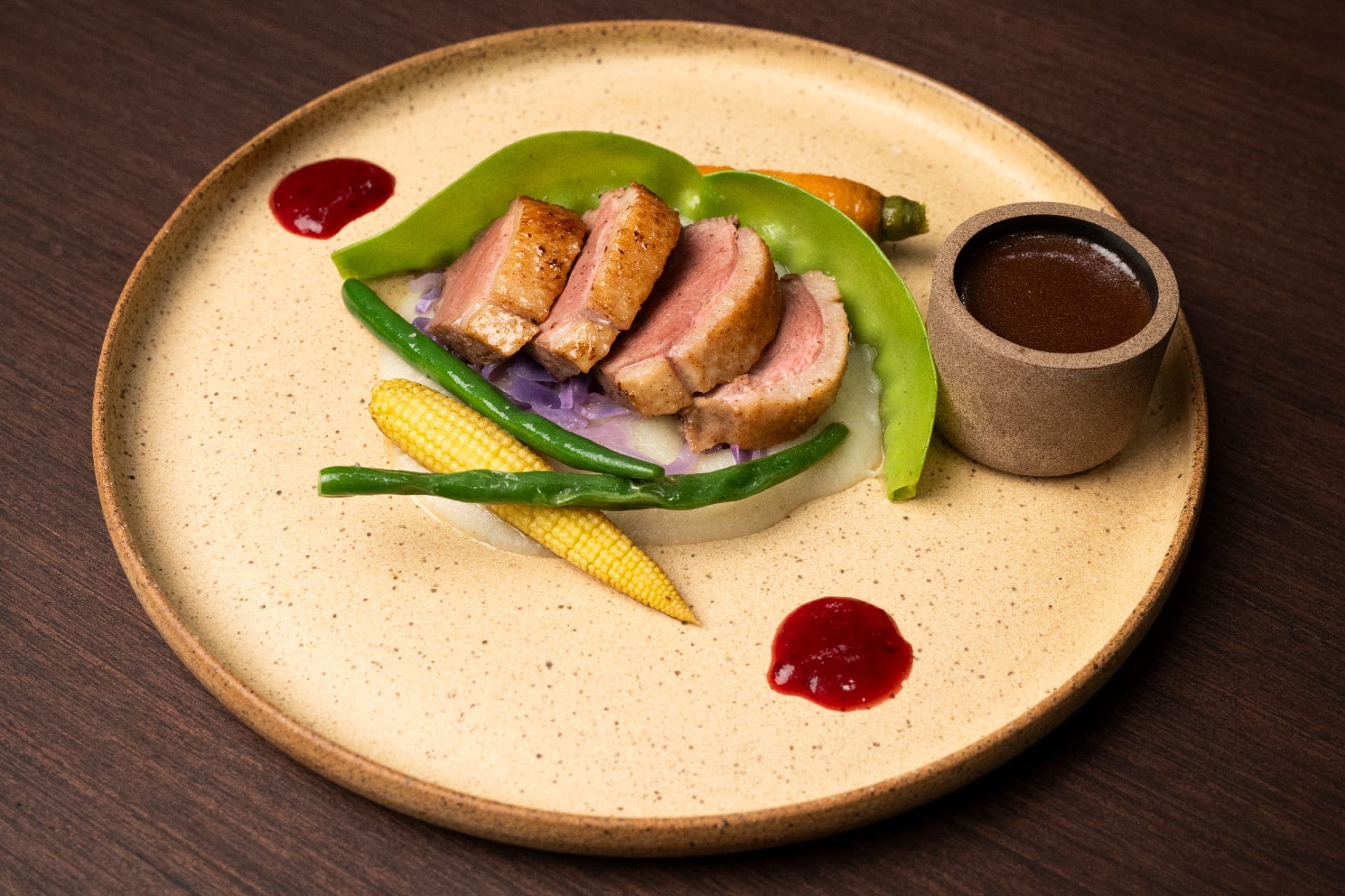 Magret de pato com mousseline de couve-flor, legumes salteados e redução de vinho com chocolate | Band Receitas