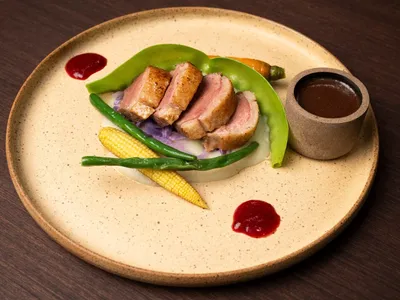 Magret de pato com mousseline de couve-flor, legumes salteados e redução de vinho com chocolate | Band Receitas