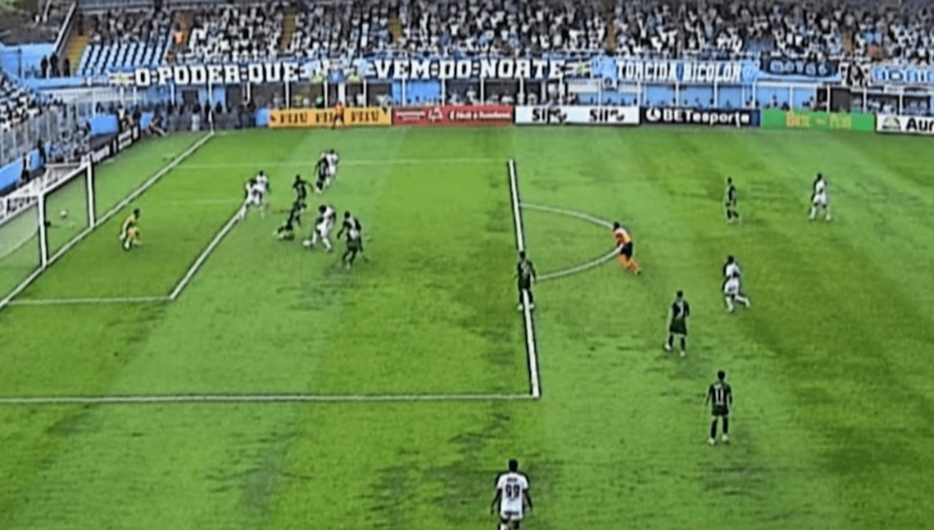 Momento do passe no 2º gol do Paysandu