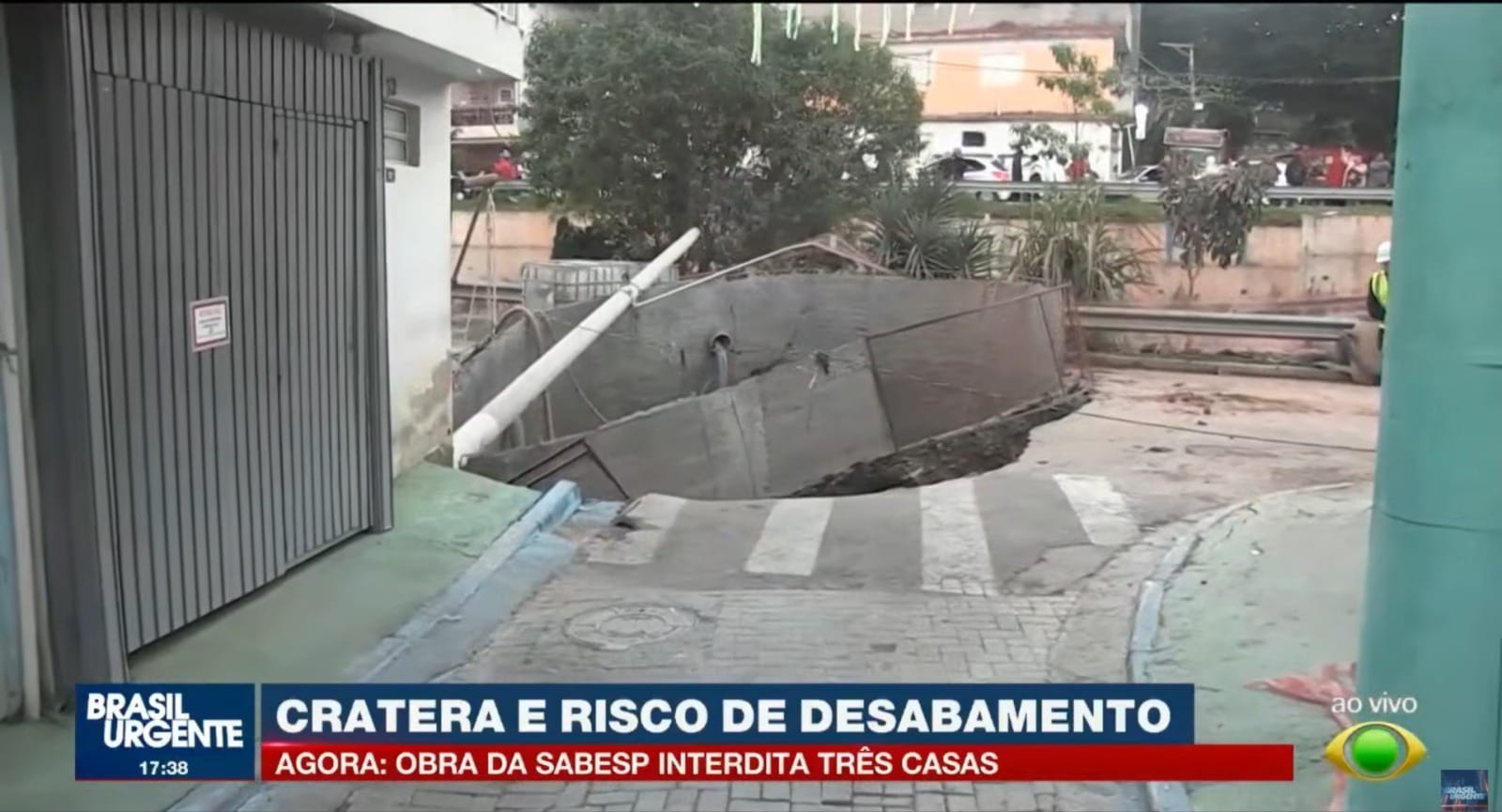 Obra da Sabesp abre cratera e interdita casas em Osasco
