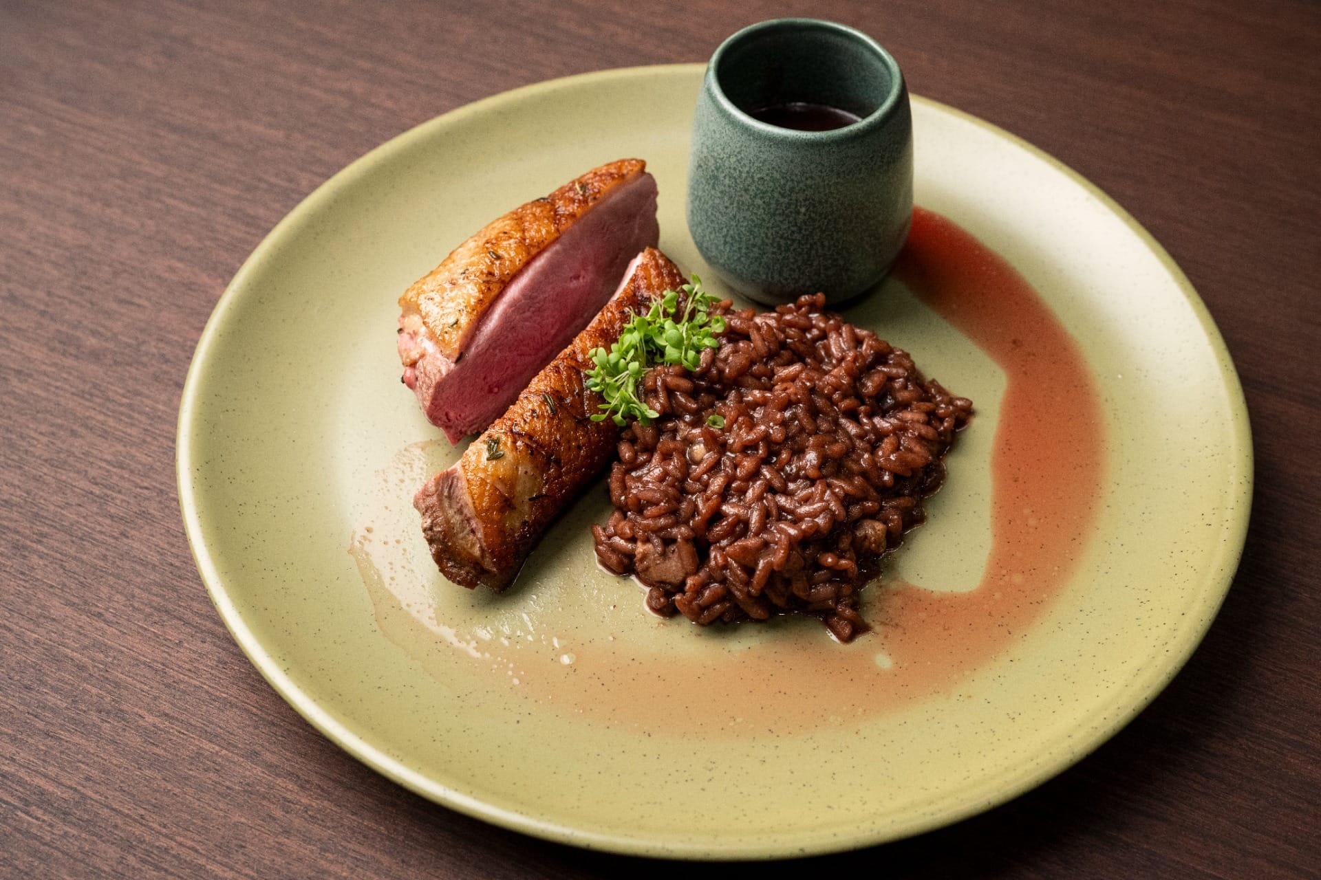 Pato selado com risoto de vinho tinto, alho negro e chocolate 70% e molho de vinho e sagu | Band Receitas