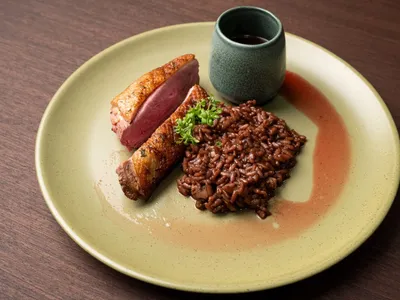 Pato selado com risoto de vinho tinto, alho negro e chocolate 70% e molho de vinho e sagu | Band Receitas